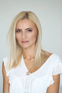 Beyaz elbiseli güzel sarışın.