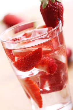 Çilekli bir bardak soğuk içecek.