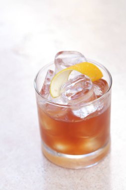 Kokteyl içeceği masada.