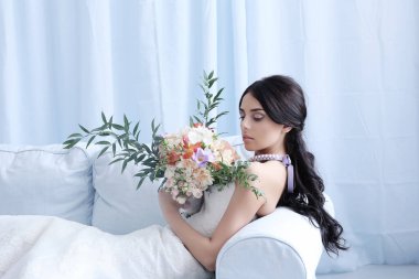 Gelinlik içinde güzel gelin