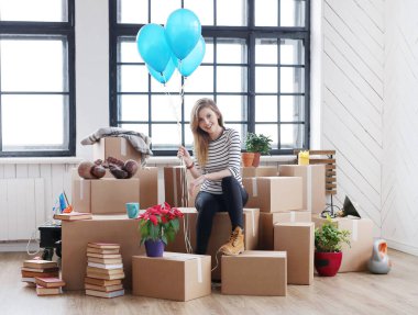 Bir sürü kutuyla yeni eve taşınan hoş bir kadın.