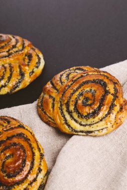 Fırın. Lezzetli çörekler masada.