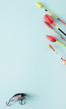 Masadaki balık tutma araçları ve aksesuarları