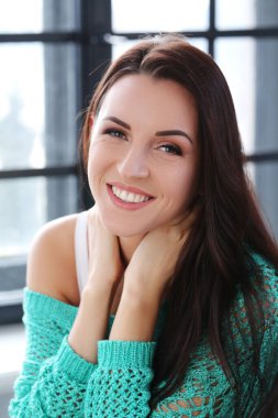 Yeşil kazaklı güzel kadın.