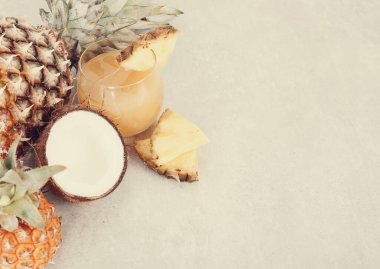 Masadaki ananas suyunu tazeliyorum.