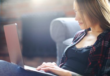 Çalışma ve eğitim. Dizüstü bilgisayar ile kız ev ödevi yok