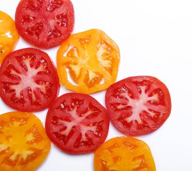 Beyaz arkaplanda domates