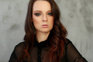 Güzel yüzlü güzel kız.