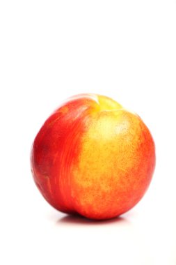 Beyaz arkaplanda taze şeftali