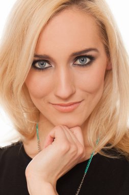 Güzel sarışın, beyaz bir kadının yakın plan portresi.