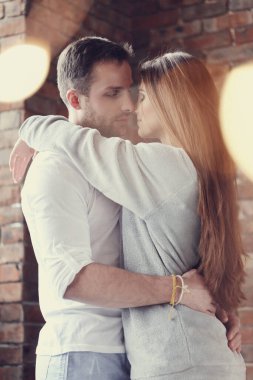 Tutku. Evde sevimli bir çift var.