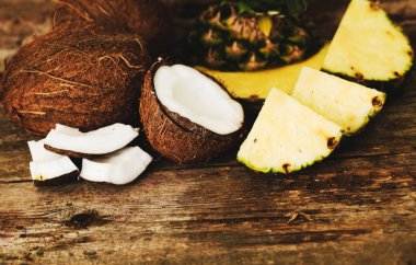 Tahta bir masada hindistan cevizli ananas.