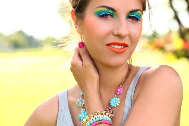 Sanatsal makyaj ve süslemeleri olan güzel genç bir kadın.