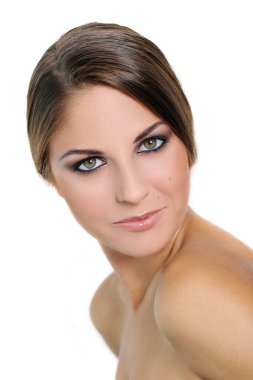 Beyaz arka planda poz veren makyajlı güzel bir kızın portresi. 