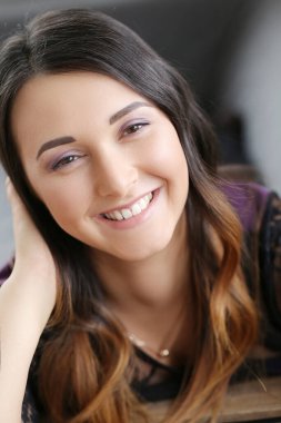 Evde poz veren sevimli esmer kadın.