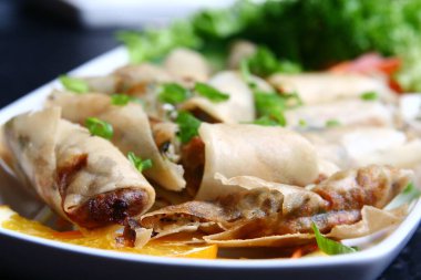 Yemek ve sebzeli börek.