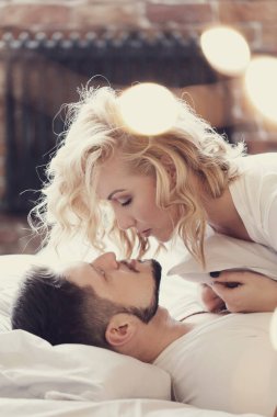 Yaşam tarzı. Yatakta güzel bir çift