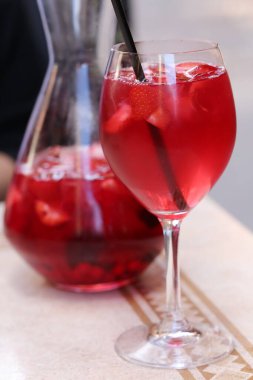 Kokteyl içeceği masada.