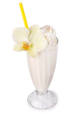 Beyaz arka planda lezzetli muzlu milkshake.