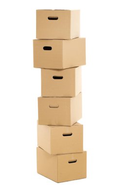 Beyaz arkaplanda birkaç karton kutu