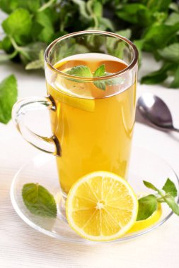 Nane ve limonlu sıcak çay.