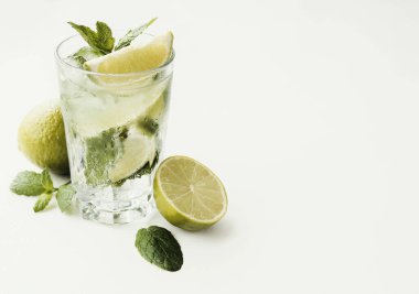 İçelim. Masada mojito kokteyli var.
