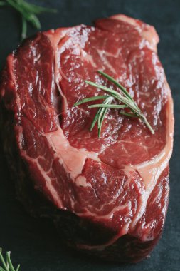 Yemek pişirme, et hazırlama. Masada çiğ biftek var.