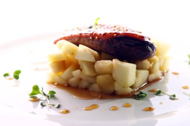 Izgara et, patates ve gurme usulü servis edilir.