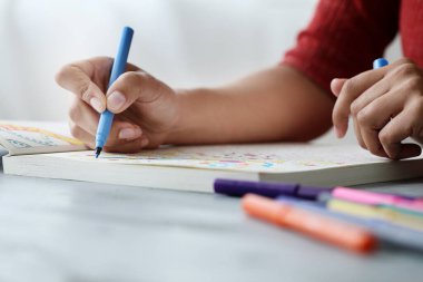 Çizim. Elinde kalem tutan kadın.