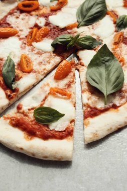 Yiyecekler. Masada pizza var.