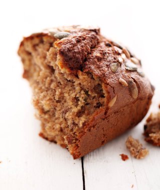 Beyaz ahşap masalarda tahıllı ev yapımı çıtır bir ekmek.