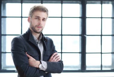 Çok klas. Ceketli yakışıklı adam.