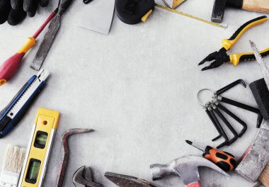 Masanın üzerinde çeşitli DIY araçları