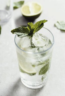 İçelim. Masada mojito kokteyli var.