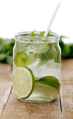 Buzlu mojito dolu bir kavanoz ve pipet.