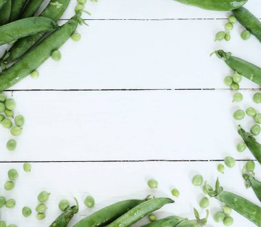 Masadaki yeşil bezelyeler