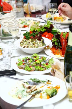 Masada taze ve lezzetli yemekler var.