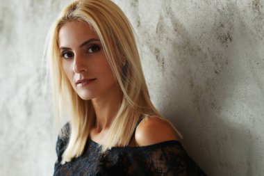 Siyah elbiseli güzel kadın.