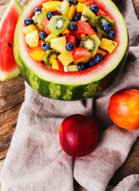 Masada lezzetli meyve salatası