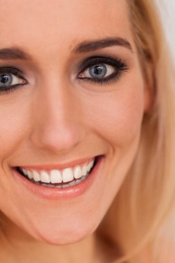 Güzel sarışın, beyaz bir kadının yakın plan portresi.