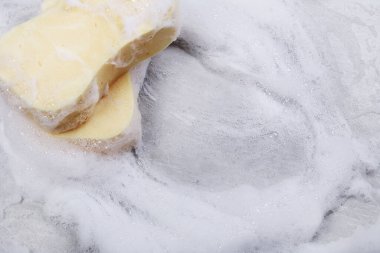 Köpüklü sarı sünger.