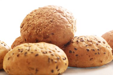 Farklı tohumlarla taze çörekleri kapatıyoruz.