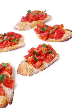 Beyaz arka planda nefis bruschetta.