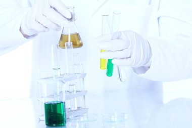 Laboratuvarda bilimsel bir araştırma.