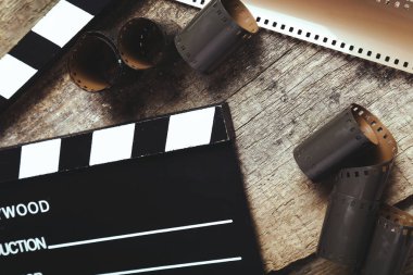 Sinematografi. Ahşap masada antika bant.