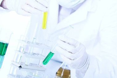 Laboratuvarda bilimsel bir araştırma.