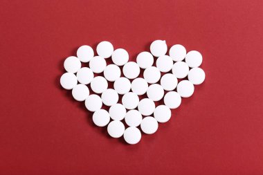 Eczacılık. Masada beyaz tabletler