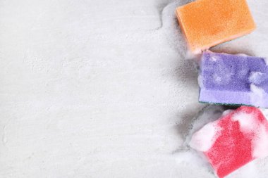 Ev, temiz. Köpüklü sünger