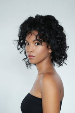 Kıvırcık saçlı güzel kız.