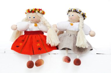 Beyaz arka planda sevimli oyuncak bebekler, boşluğu kopyala